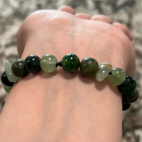 Hand Crafted Green Tiger Eye, Southern Jade & Stone Chip Stretch Bracelet - Picture 3 of 3